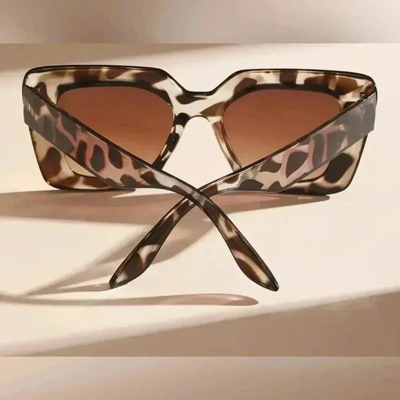 Eye-Catching, Chic Oversized Leopard Print Fashion Glasses for Women - Picture 3 of 4